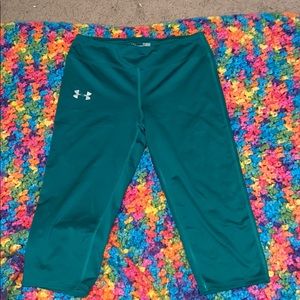 Under armor cropped youth leggings( large)